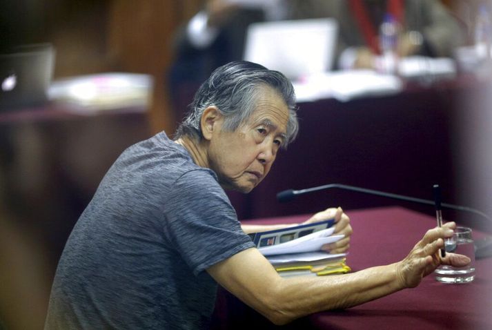 Alberto Fujimori í dómsal stjórnlagadómstóls Perú í gær. Fujimori gegndi embætti Perú á árunum 1990 til 2000.