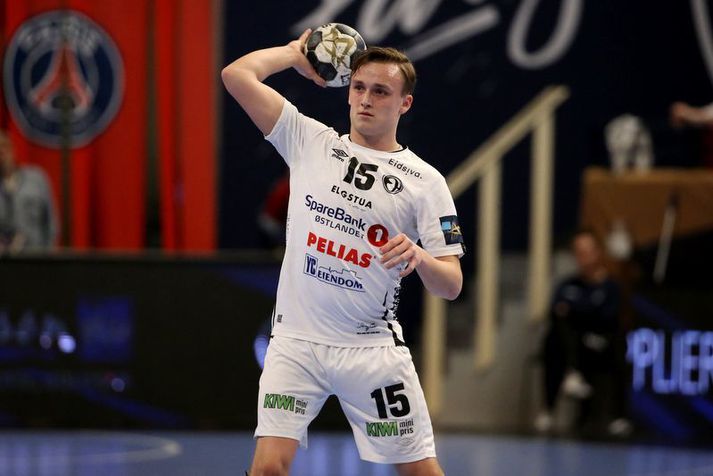 Tobias Schjölberg Gröndahl í leik með Elverum á móti Paris Saint-Germain í Meistaradeildinni í handbolta.