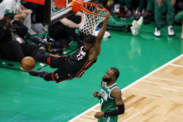 Jimmy Butler treður boltanum í körfuna án þess að Jaylen Brown komi vörnum við.