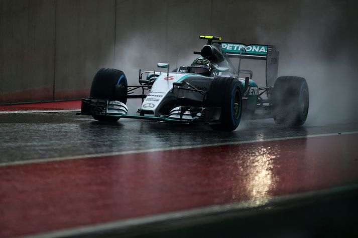 Nico Rosberg blés lífi í heimsmeistarakeppni ökumanna með því að ná ráspól.
