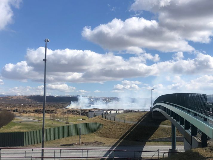 Reykur frá eldinum sem logar í hrauninu í Garðabæ.