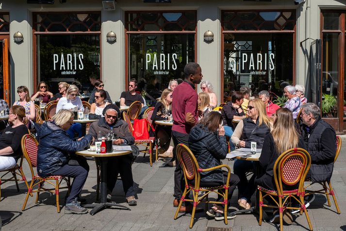 Þessi mynd var tekin Austurvallarmegin við Café Paris í blíðu síðasta sumars. Í stað kaffihússins mun brátt opna veitingastaðurinn Duck and Rose.