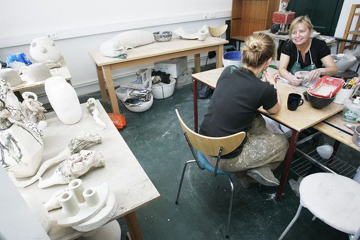 Opið hús á Korpúlfsstöðum á morgun þar sem tugir listamanna hafa vinnustofur. Hér má sjá leirlistakonur að störfum. Fréttablaðið / Hörður
