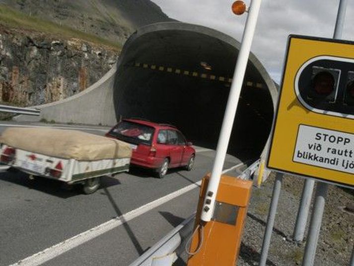Tuttugu og fjórar milljónir ökutækja hafa ekið í gegnum Hvalfjarðargöngin á þeim fimmtán árum sem þau hafa verið opin.