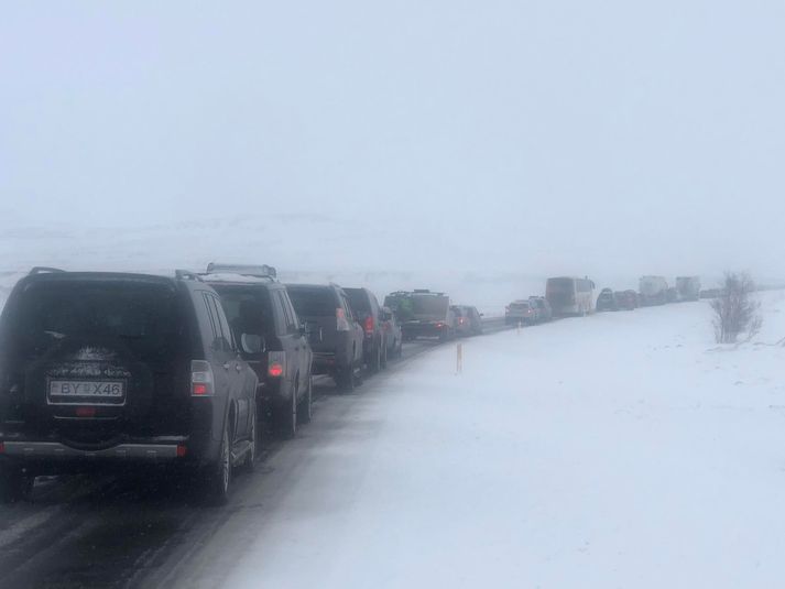 Fjölmargir bíða á Þjóðveginum suður af Holtavörðuheiði eftir að opnað verði fyrir umferð. Heiðinni var lokað klukkan 9:43 samkvæmt upplýsingum frá Vegagerðinni.