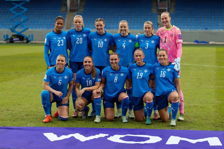 Stelpurnar okkar í kvöld.