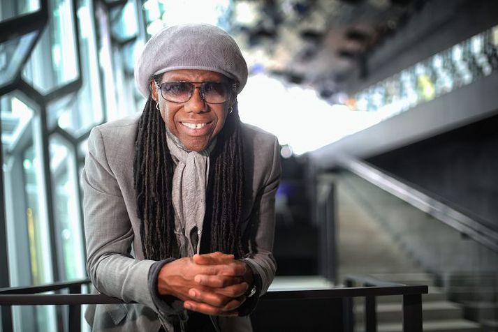 Nile Rodgers kemur fram með hljómsveitinni Chic í Silfurbergi í Hörpu í kvöld.