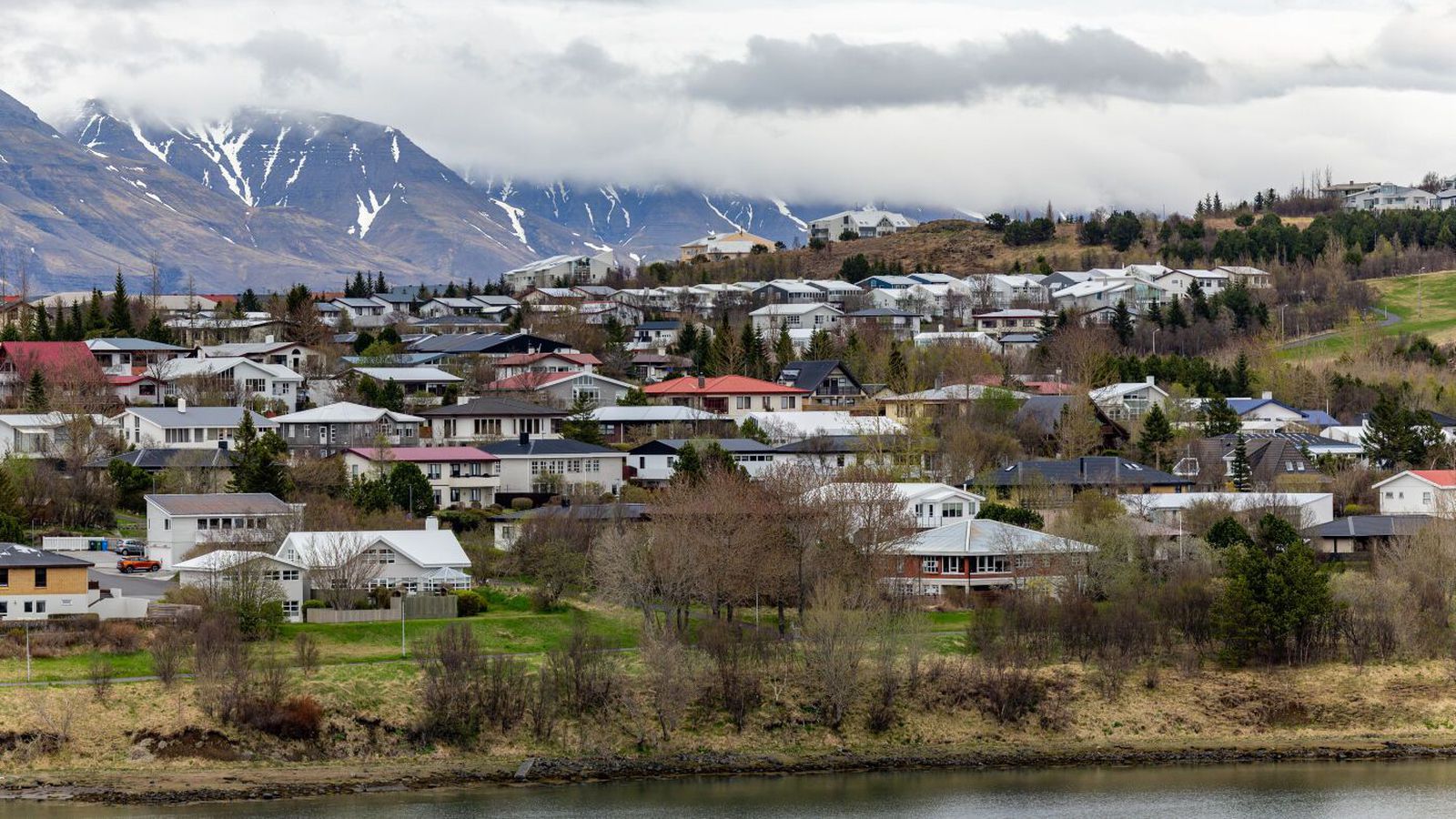 Heita­vatns­laust í öllum Grafar­vogi