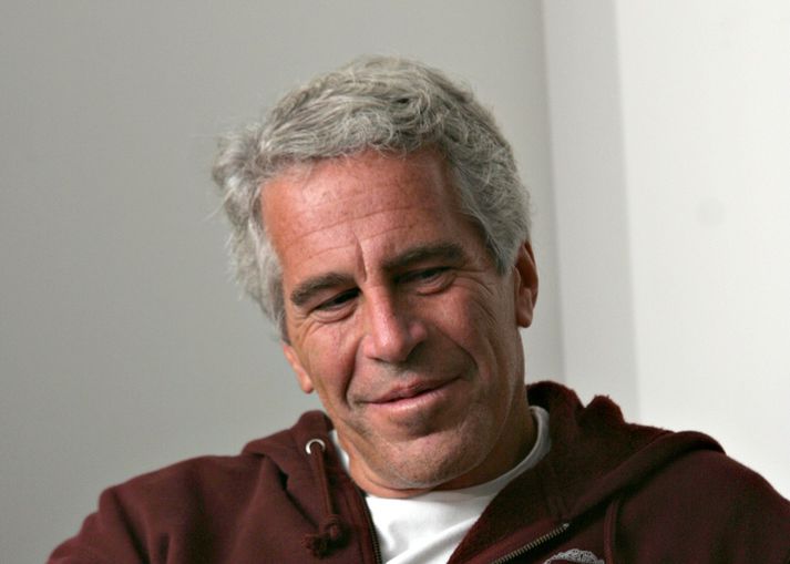 Jeffrey Epstein er ákærður fyrir mansal og misnotkun á ungum stúlkum, allt niður í 14 ára.