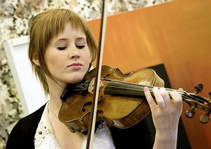 Efnilegur fiðluleikari Geirþrúður Ása Guðjónsdóttir fiðluleikari spilar með austurrísku poppstjörnunni <B>Önnu F </B>á nýrri plötu þeirrar síðarnefndu. Anna F. hitaði upp fyrir Lenny Kravitz á tónleikaferð hans um Evrópu.Mynd/Þórdís Reynis
