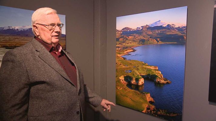 Mats Wibe Lund við ljósmyndina af Vallnabjargi í Fróðárhreppi. Snæfellsjökull í baksýn.