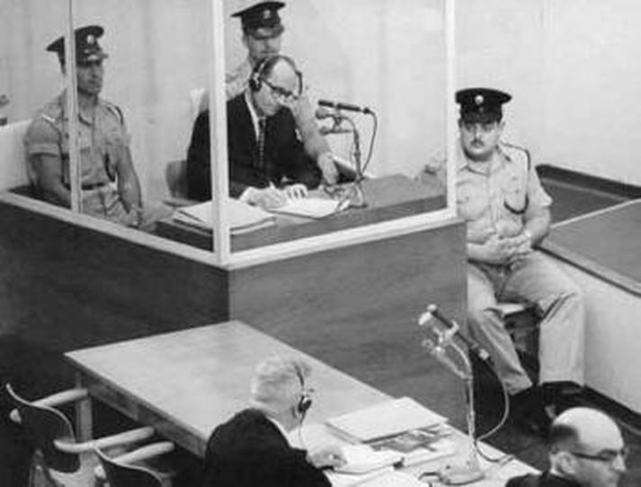 Eichmann við réttarhöldin yfir honum í Tel Aviv þegar ísraelska leyniþjónustan hafði handsamað hann.