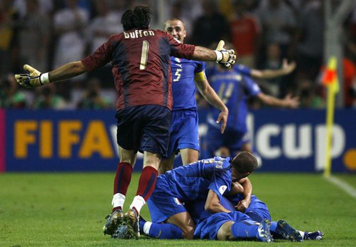 Buffon og Cannavaro fagna eftir leikinn í undanúrslitum