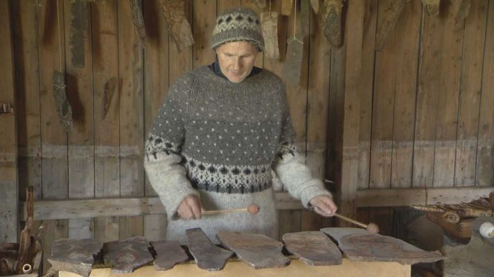 Páll Guðmundsson leikur á eina af steinhörpum sínum, sem jafnframt er myndlistarverk um sálmaskáldið Hallgrím Pétursson.