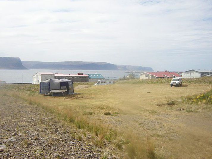 Tveir kanadískir ferðamenn voru í fastasvefni í tjaldi sínu þegar bíl var ekið yfir tjaldið. Ökumaðurinn er grunaður um ölvun við akstur. fréttablaðið/bergsteinn