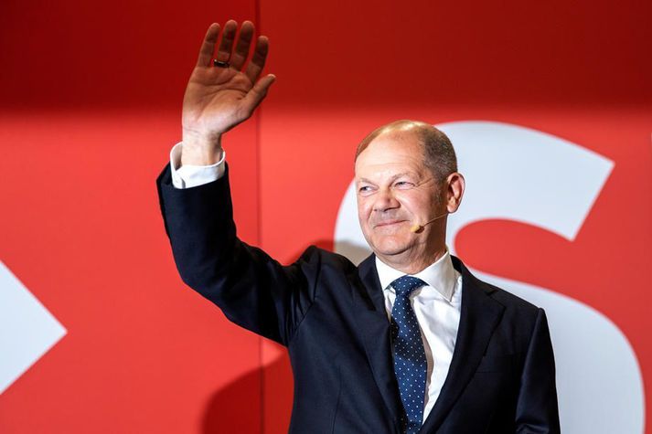 Olaf Scholz, kanslaraefni Sósíaldemókrata, fagnar sigri en enn er ekkert fast í hendi.