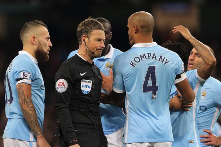 City-menn voru ekki sáttir með Clattenburg í leiknum gegn Tottenham í gær.