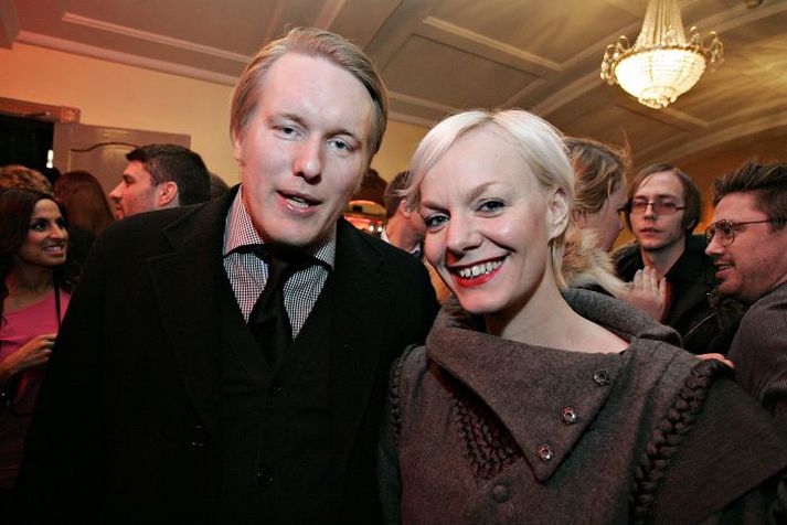 Guðrún Dís Emilsdóttir skiptir starfsfélaga sínum Andra Frey Viðarssyni út fyrir Vilhelm Anton Jónsson og saman kynna þau Söngkeppni framhaldsskólanna á laugardaginn. 