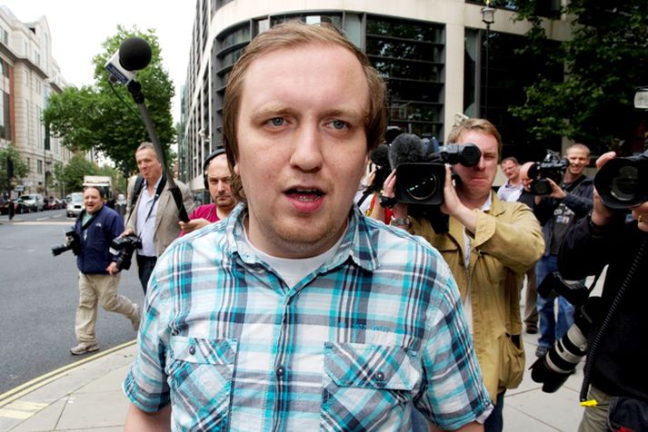 Jonathan May-Bowles varð heimsþekktur þegar hann veittist að fjölmiðlakónginum Rupert Murdoch og fleygði á hann raksápuböku.