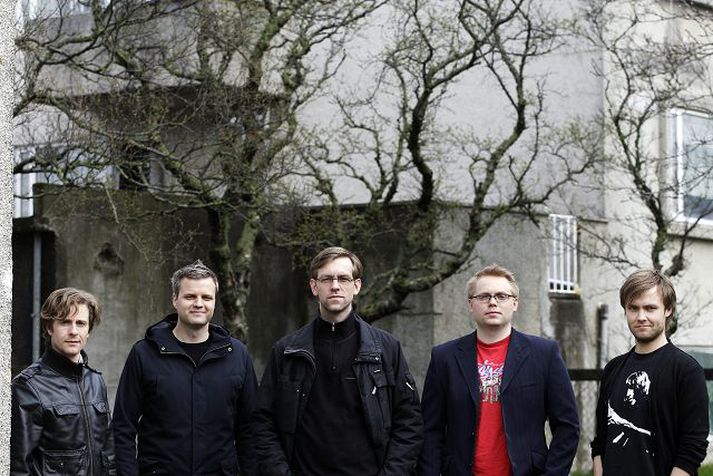 Hljómsveitin Kakali hefur gefið út sína fyrstu plötu sem nefnist The Cave. Á myndina vantar Árna Guðjónsson sem býr í Noregi. Hann lítur alveg eins út og Daði tvíburabróðir hans, sem er annar frá hægri á myndinni. Fréttablaðið/Stefán