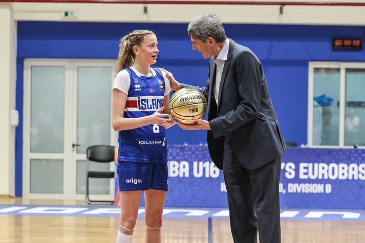 Berglind Katla Hlynsdóttir tekur við verðlaunum fyrir að vera valin besti leikmaður B-deildar Evrópumóts U-16 ára landsliða kvenna.