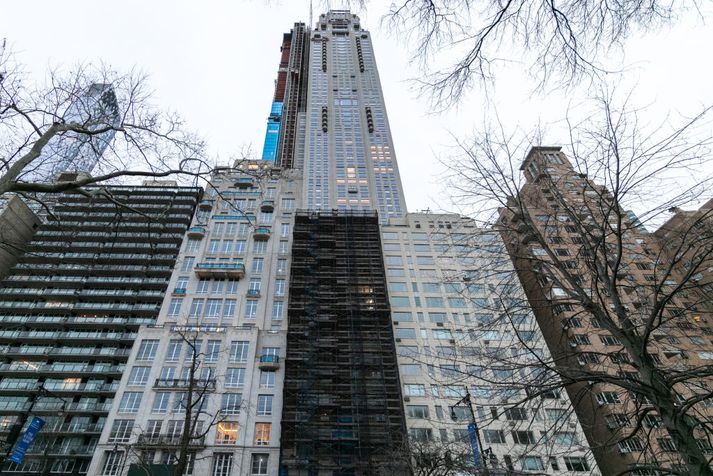 Íbúðin er á efstu fjórum hæðum 220 Central Park South-skýjakljúfsins.