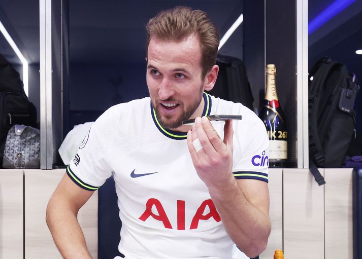 Harry Kane talar við Antonio Conte í síma.