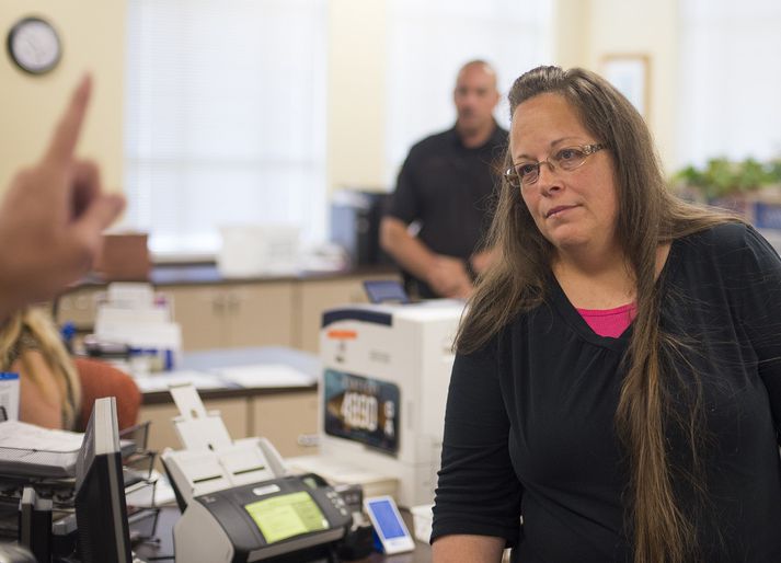 Kim Davis í erjum við tvo samkynhneigða menn.