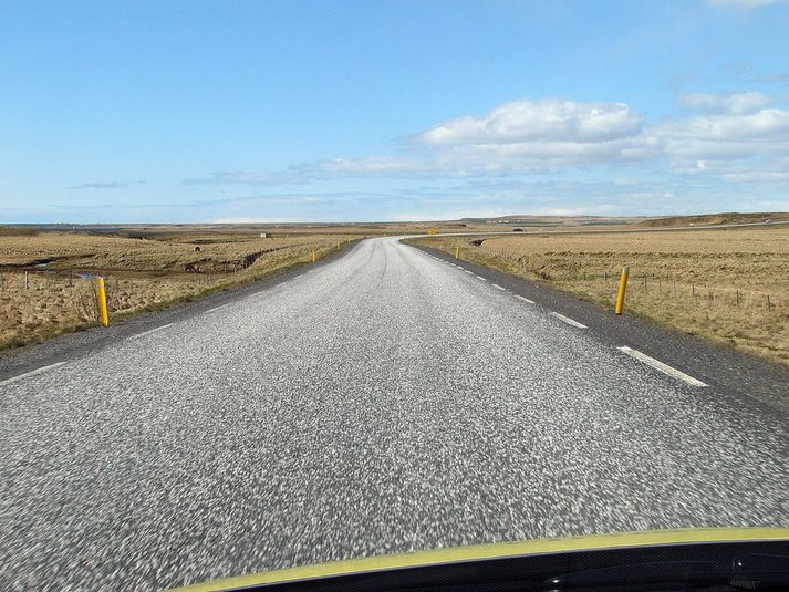 Þjóðvegur 1 á suðurlandil. Afmáðar vegmerkingar á þjóðvegi 1.