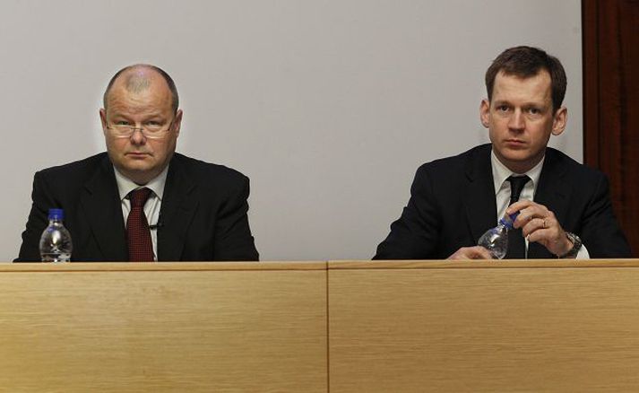 Á Aðalfundi Kaupþings Sigurður Einarsson stjórnarformaður og Hreiðar Már Sigurðsson forstjóri. Sigurður sagði á aðalfundi bankans í byrjun mars að stefnt væri á upptöku evru sem starfrækslu- og kauphallarmyntar bankans frá og með næsta rekstrarári.