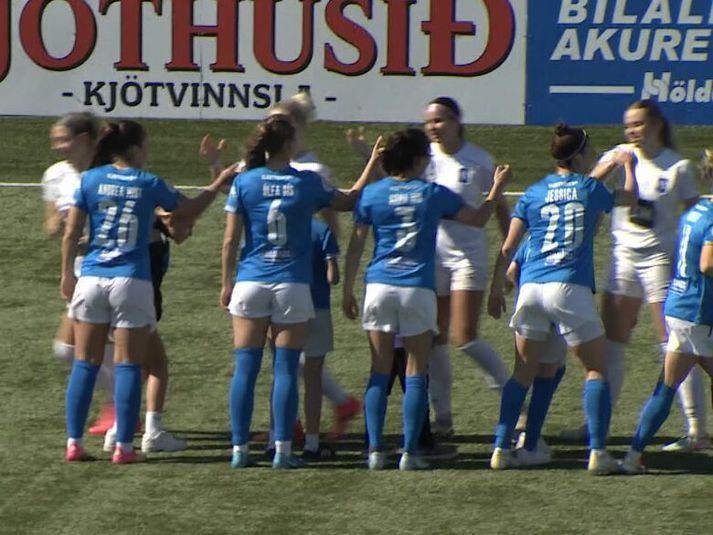 Eins og sjá má voru bæði lið í Stjörnubúningi í dag. FHL í hvítu varatreyjunum en Stjarnan í sínum bláa aðalbúningi.