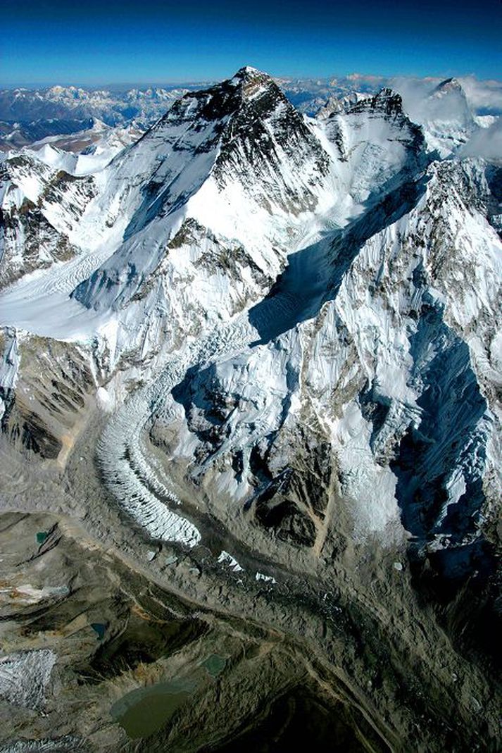 Everest í bakgrunni