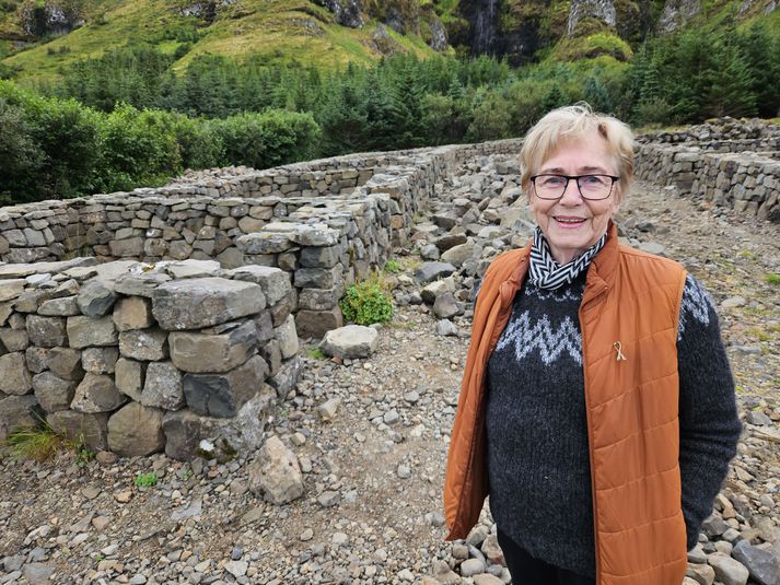 Guðrún Tryggvadóttir í gömlu réttinni í Ólafsvík, sem er nú búið að endurhlaða undir hennar röggsömu stjórn.