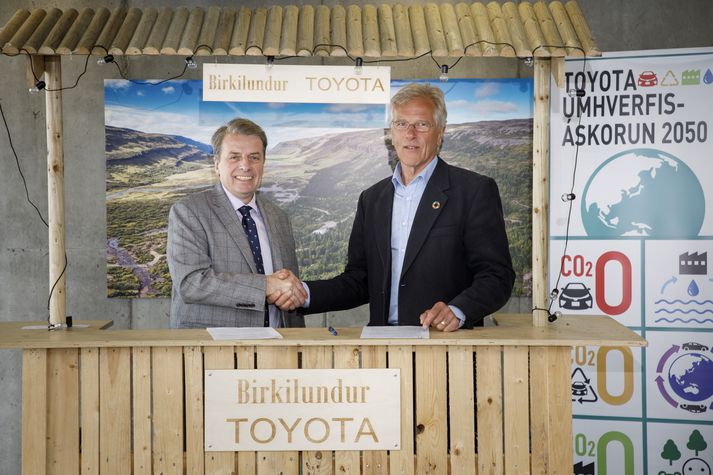 Úlfar Steindórsson (til vinstri) handsalar samning um kolefnisjöfnun árið 2019. 
