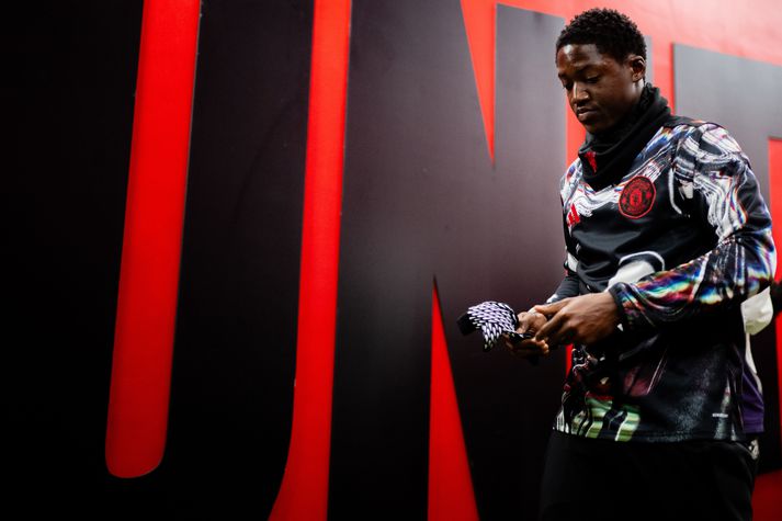 Einu myndirnar af Kobbie Mainoo með Manchester United þessa dagana eru af honum í utanyfirgallanum.