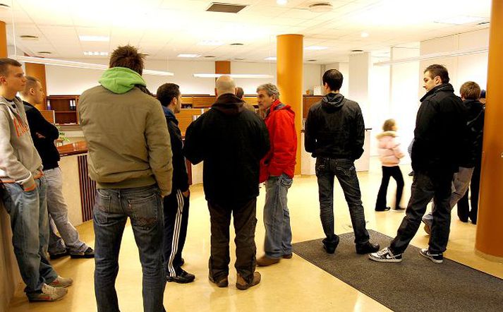 beðið eftir vinnu Atvinnuleysi hefur reynst minna en Seðlabankinn spáði. Hröð fjárhagsleg endurskipulagning fyrirtækja hefur dregið úr svartsýnisspám.Fréttablaðið/GVA