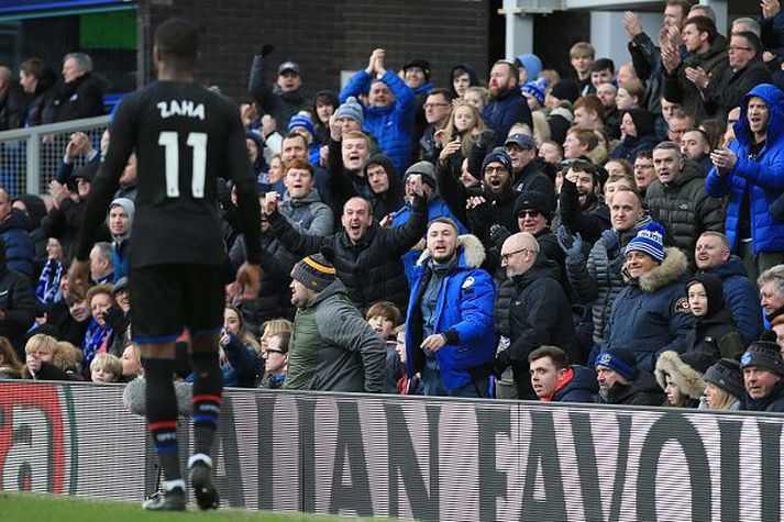 Stuðningsmenn Everton láta Wilfried Zaha heyra það.