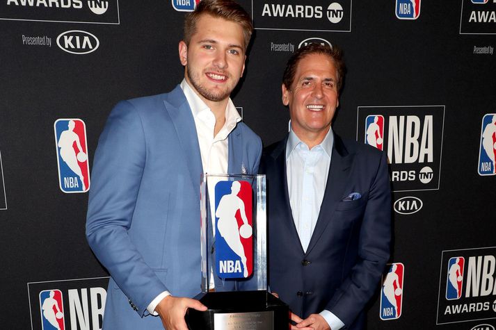 Mark Cuban með Luka Doncic þegar Slóveninn var kjörinn besti nýliðinn í NBA-deildinni í fyrra.