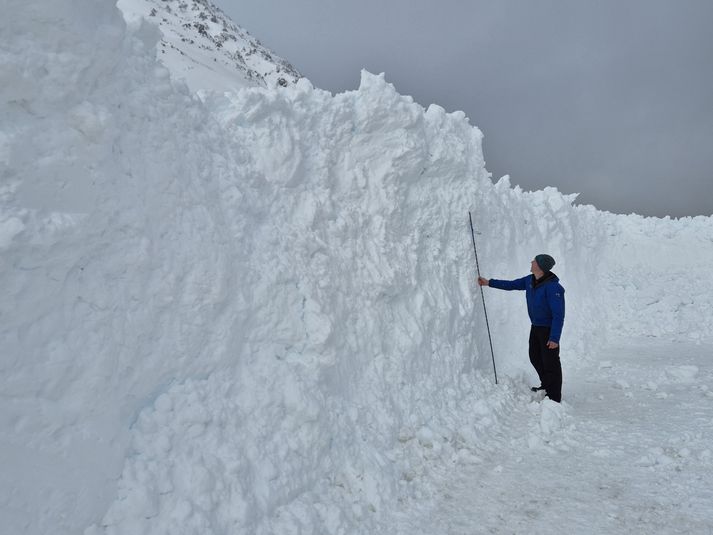 Gestur Hansson ofanflóðasérfræðingur að störfum í gær.
