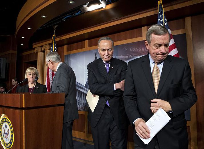 Öldungadeildarþingmennirnir Richard Durbin, Charles Schumin, Harry Reid og Patty Murray ganga af blaðamannafundi, þar sem þeir svöruðu spurningum um niðurskurðinn.