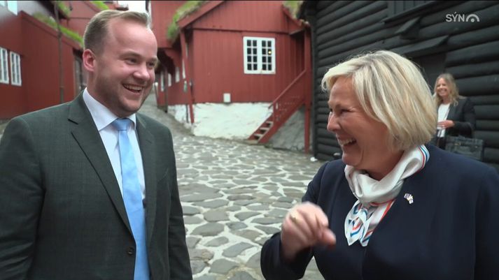 Gleðin við völd hjá Beini Johannesen, lögmanni Færeyja, og Höllu Tómasdóttur, forseta Íslands, í Þórshöfn í dag.