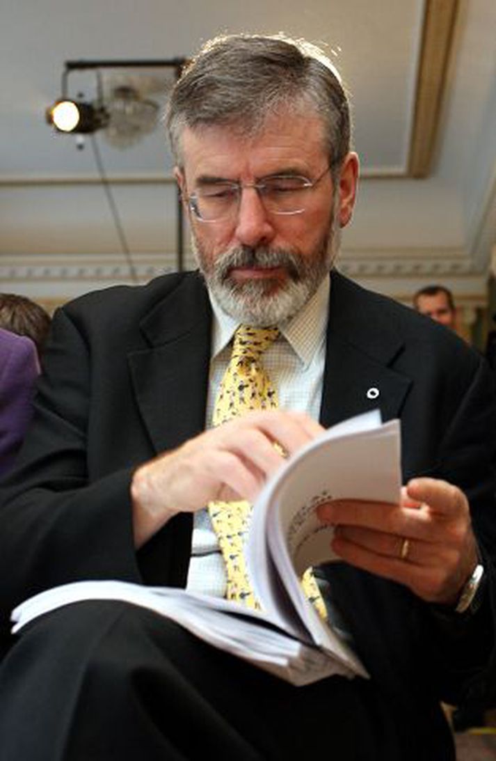 Gerry Adams Leiðtogi Sinn Fein blaðar í samningnum.fréttablaðið/AP