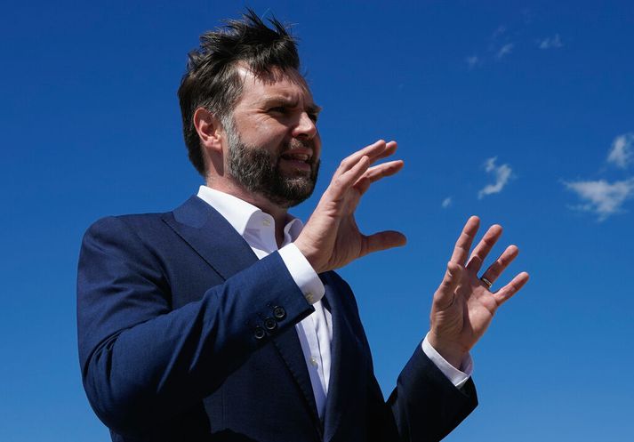 Vonast er eftir einhverjum þreifingum á fundi milli Bandaríkjanna og Írana í Sviss, en J.D. Vance varaforseti Bandaríkjanna lenti þar í morgun.