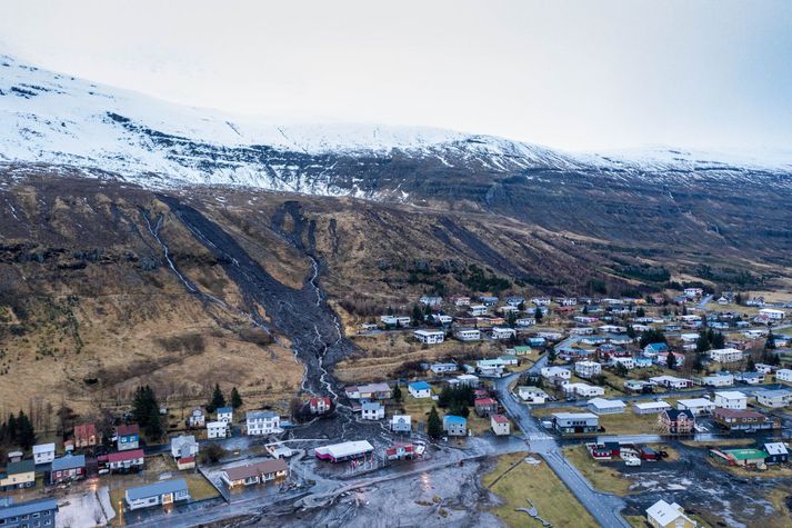 Miklar aurskriður féllu á Seyðisfirði í desember 2020. Þar er nú hættustig í gildi vegna mikillar úrkomu. 