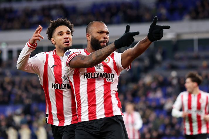 Igor Thiago fagnar öðru marka sinna fyrir Brentford í dag en hann er kominn með þrettán mörk í ensku úrvalsdeildinni á leiktíðinni. 