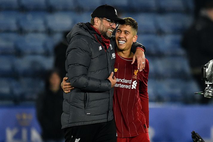 Bobby Firmino fagnar með knattspyrnustjóranum Jürgen Klopp í gær.