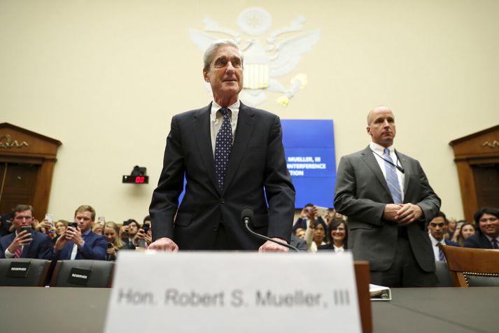 Mueller tekur sæti sitt fyrir leyniþjónustunefndinni í gær.