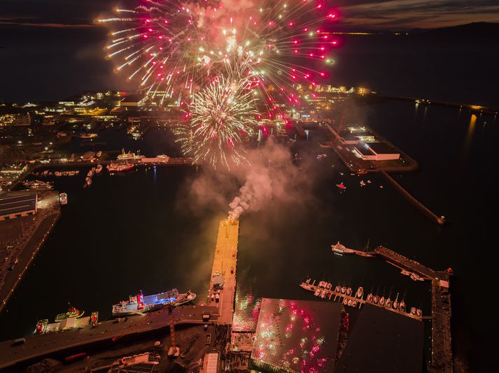 Frá flugeldasýningunni í gærkvöld, tónlistarhúsið Hörpu má sjá neðst á myndinni.