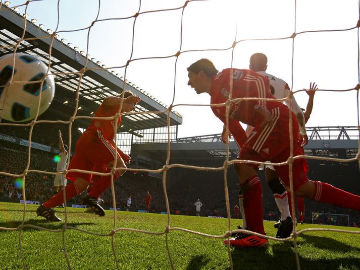 Luis Suarez fagnar marki Liverpool á móti United sem hann lagði upp fyrir Dirk Kuyt.