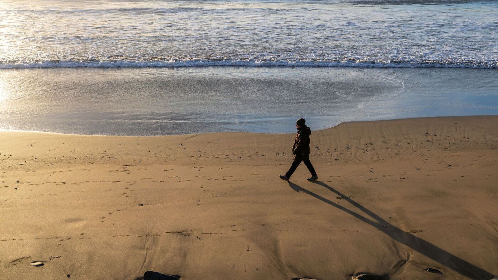 Víða rigning með köflum og bætir í vind í kvöld